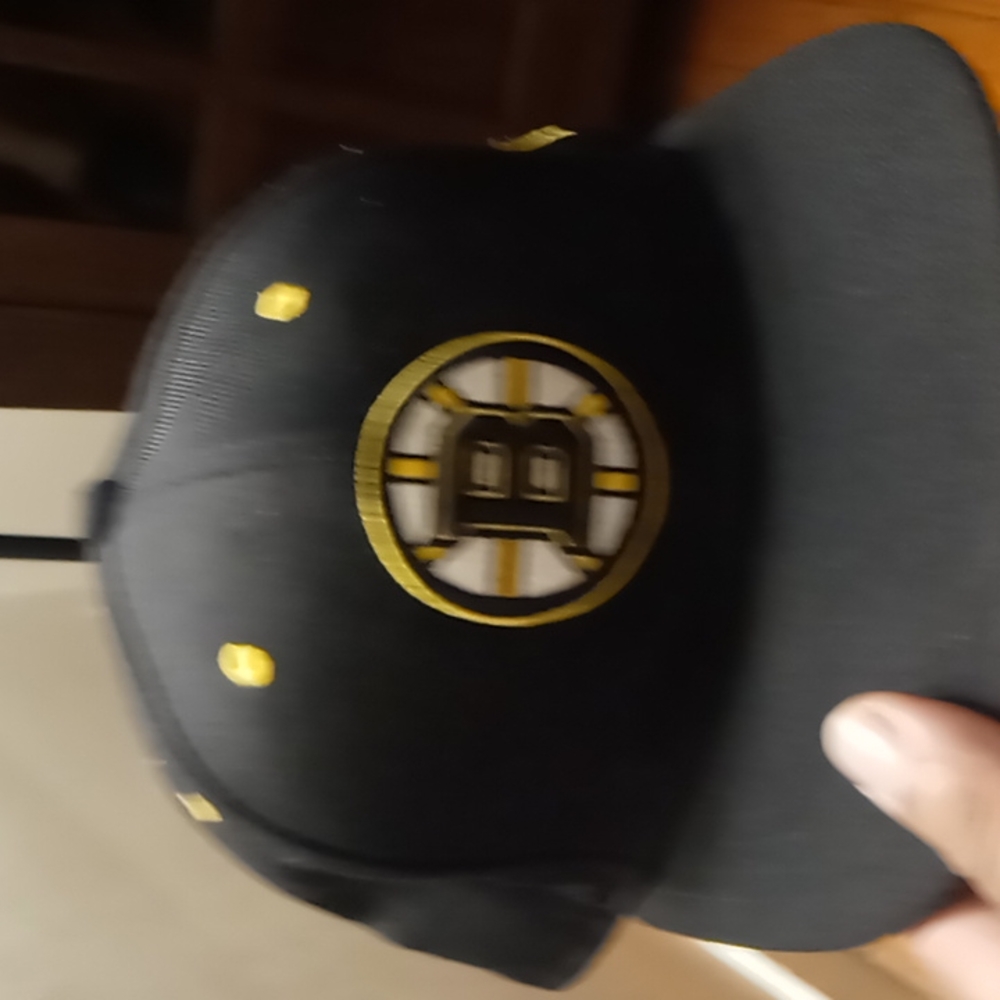 Bruins hat - Picture 5 of 10